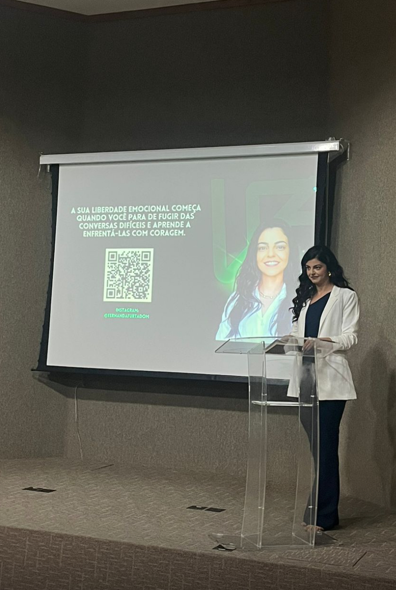 Fernanda em palestra com púlpito de acrílico