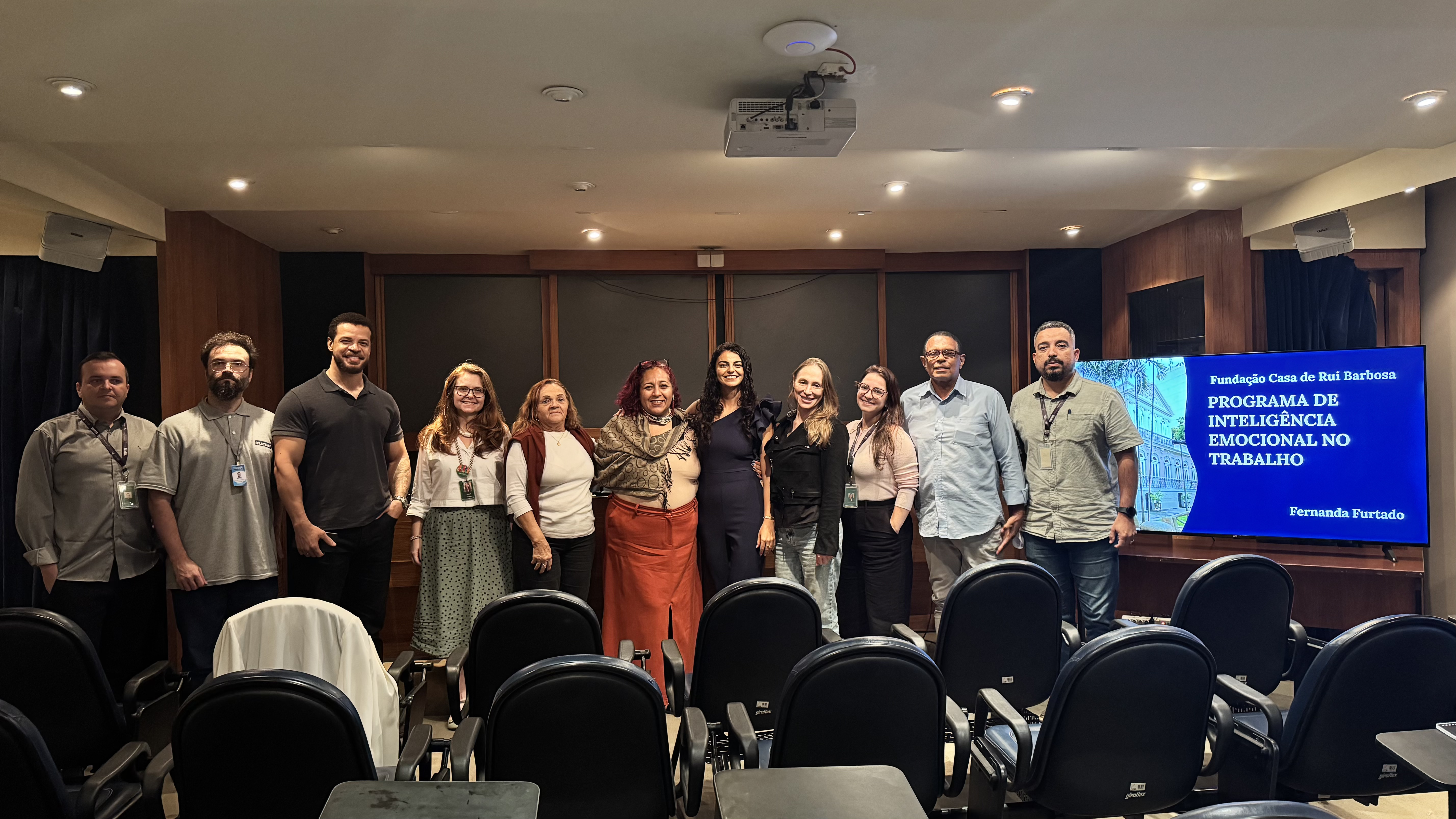 Fernanda Furtado com participantes do programa de Inteligência Emocional no Trabalho