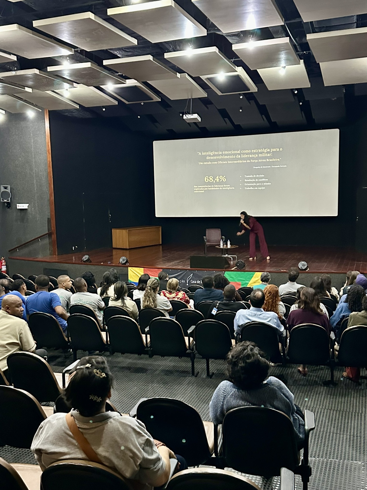 Fernanda apresentando pesquisa de mestrado em auditório lotado