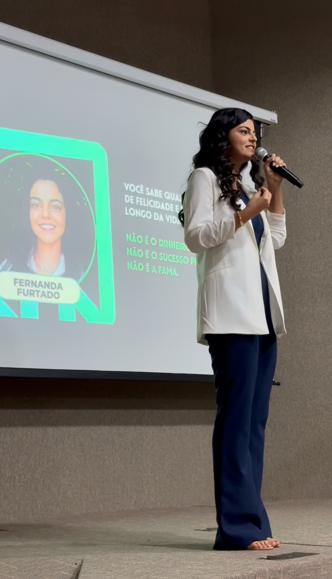 Fernanda em palestra sobre relações e bem-estar no trabalho