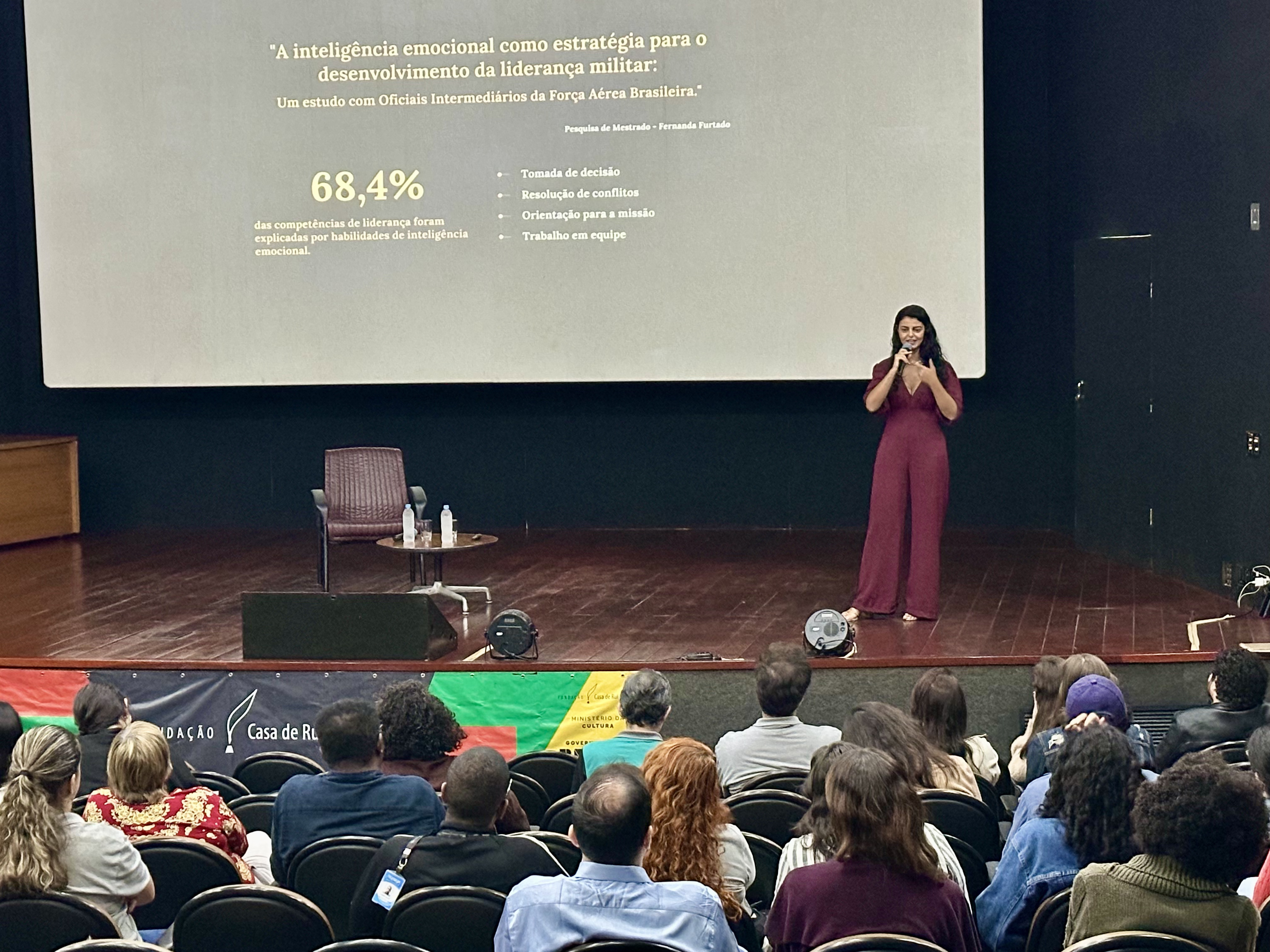 Fernanda Furtado em palestra institucional