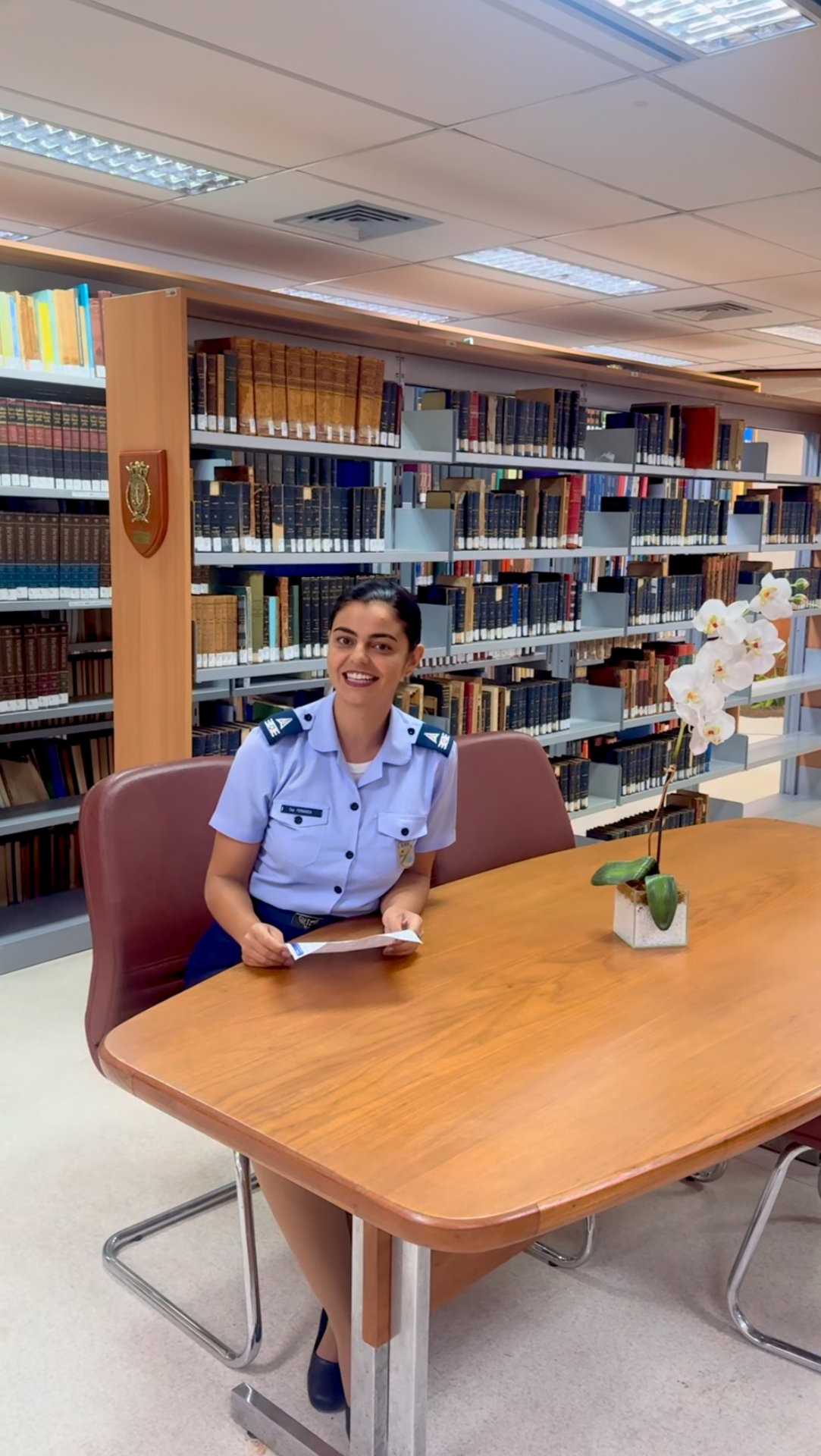 Fernanda Furtado, Capitã da Força Aérea Brasileira, em biblioteca institucional