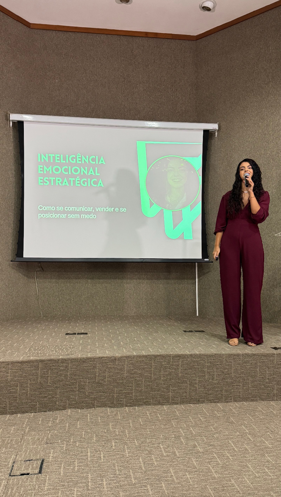 Fernanda apresentando o tema Inteligência Emocional Estratégica