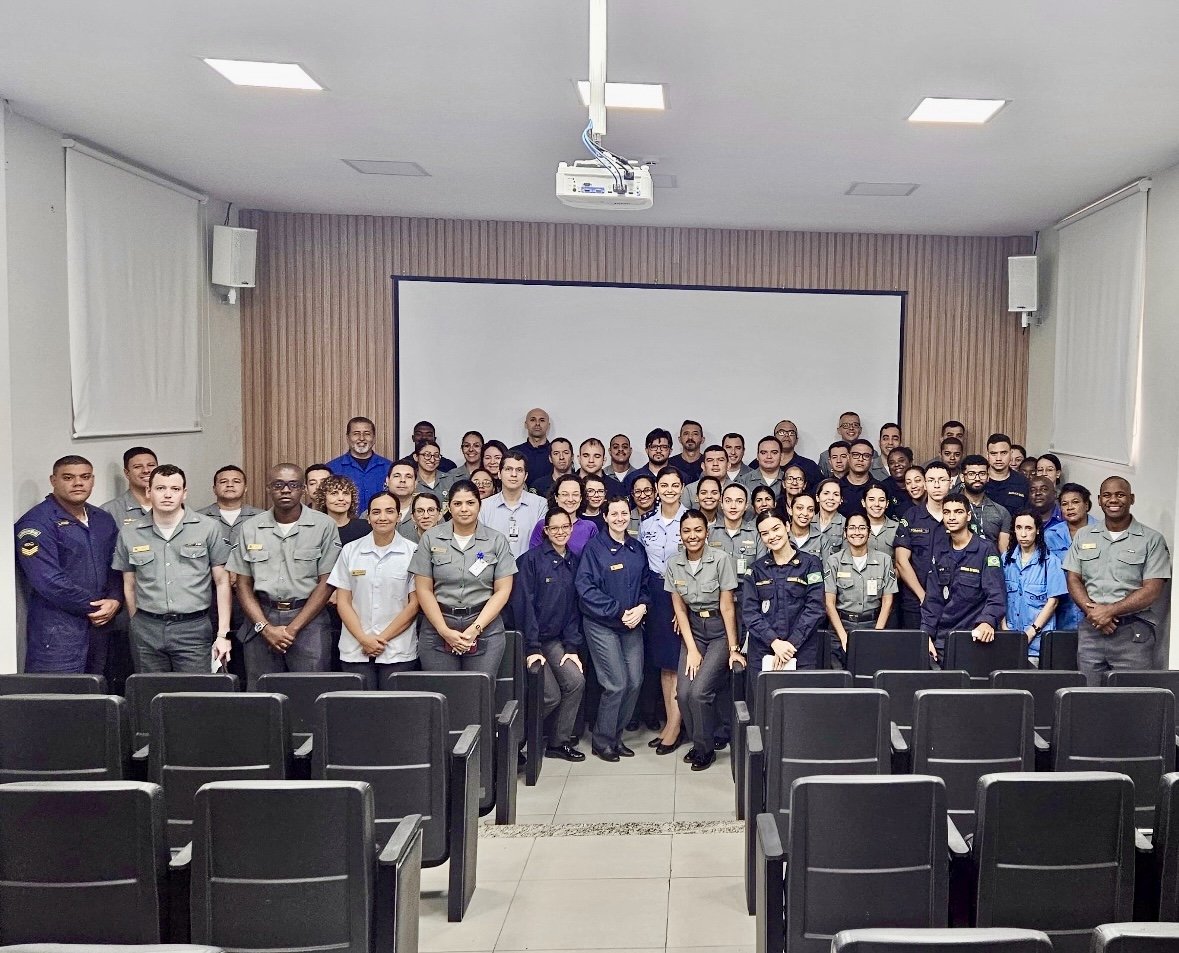 Grupo institucional após palestra de Fernanda Furtado