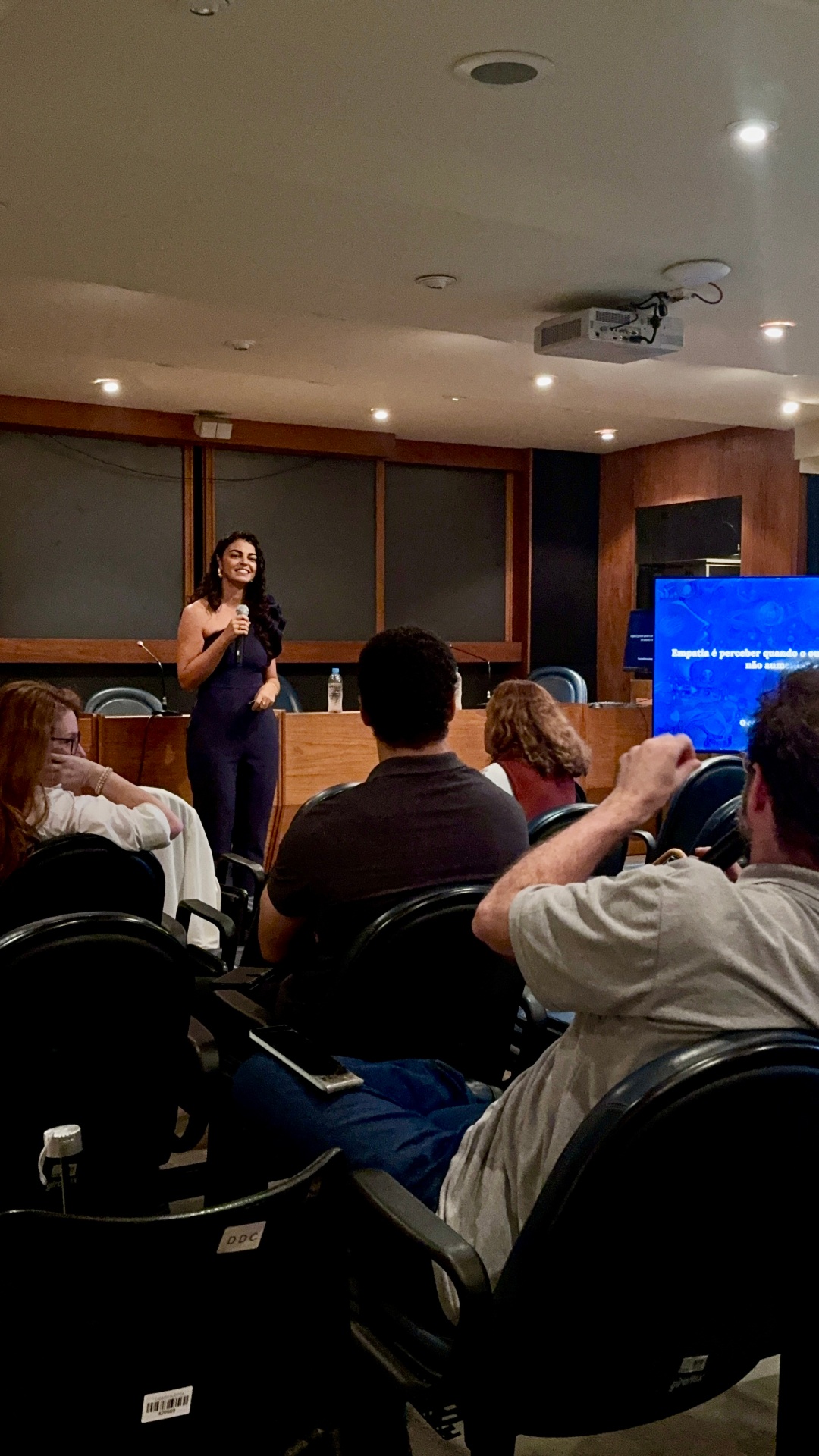Fernanda Furtado palestrando em auditório